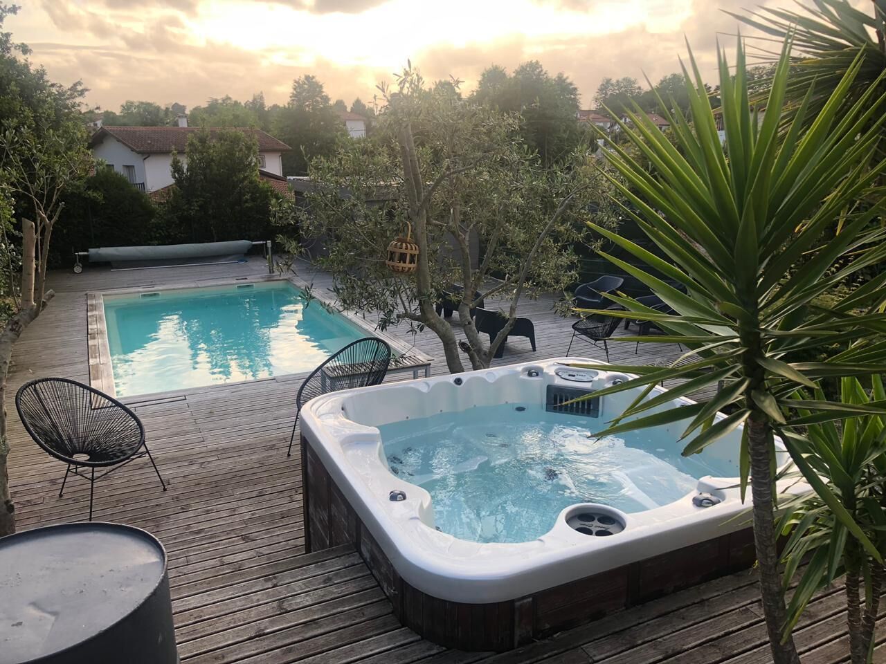 House swimming pool jacuzzi 10 people 10 minutes from the beaches