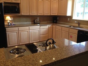 Frigorifero, microonde, forno, piano cottura