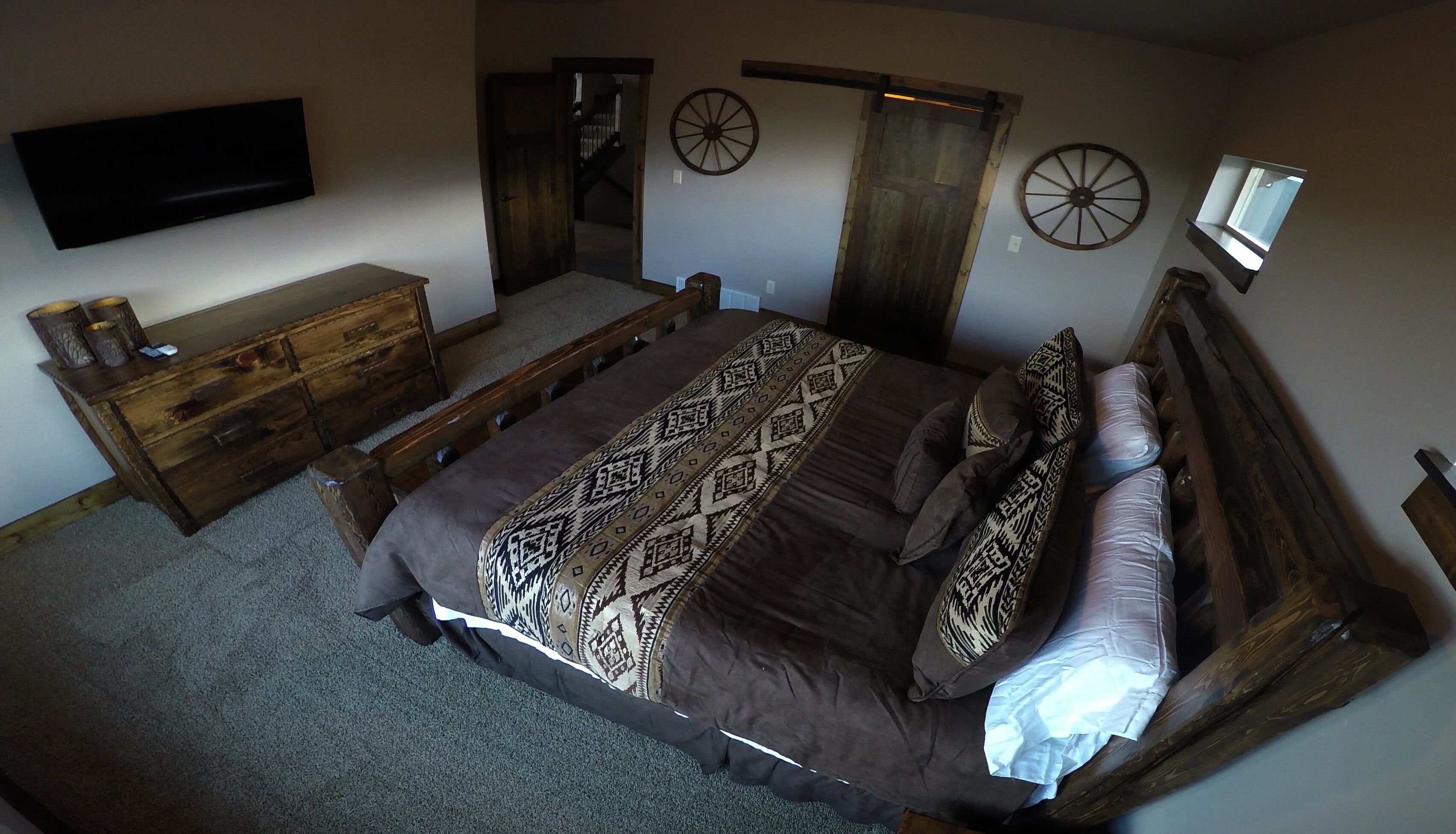 Giant (32+ people) Cabin! Perfect for families, boating, & snowmobiling!