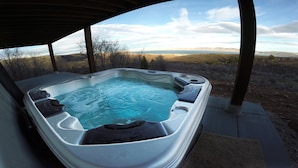 Uma banheira de hidromassagem com vista para uma paisagem montanhosa.
