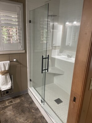 Dusche, Whirlpool, Haartrockner, Handtücher