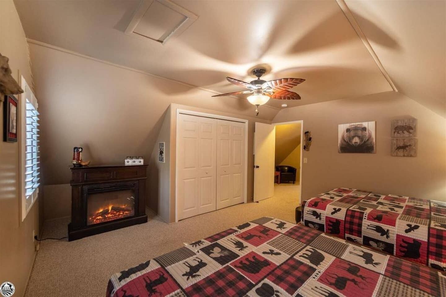 Kid & Pet Friendly Beautiful Fully Functioning Cabin Sleeps 8