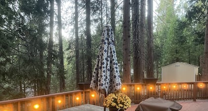 Kid & Pet Friendly Beautiful Fully Functioning Cabin Sleeps 8