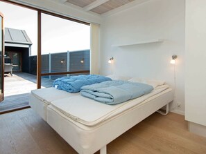 2 bedrooms, cribs/infant beds