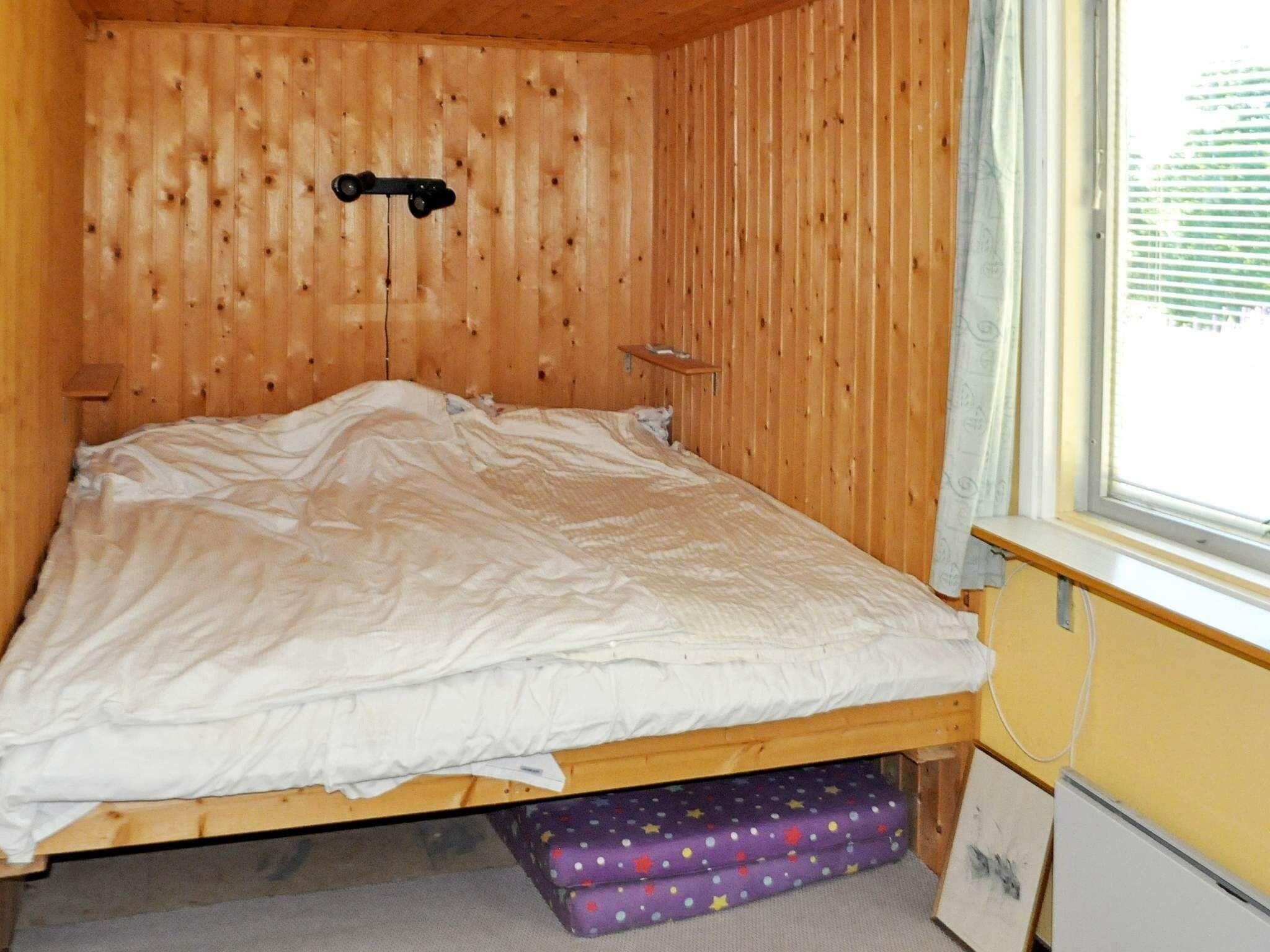 2 kamar tidur dan dilengkapi dengan perabotan berbeda-beda