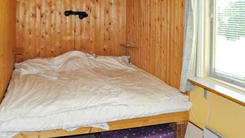 2 kamar tidur dan dilengkapi dengan perabotan berbeda-beda