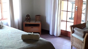 House, 5 Bedrooms, Smoking, Private Pool - Lovely Holiday Home for a Large Family or Friends Bordering Kruger National Park (Nkomazi)