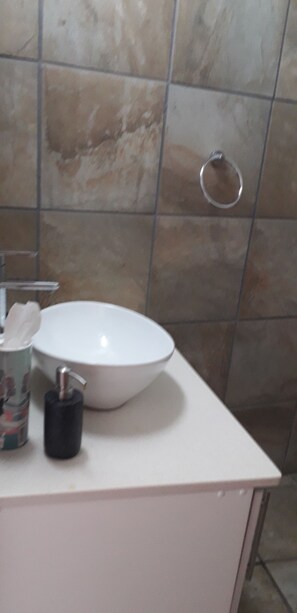 Casa, 5 quartos, para fumantes, piscina particular | Banheiro | Produtos de toalete grátis, toalhas de banho