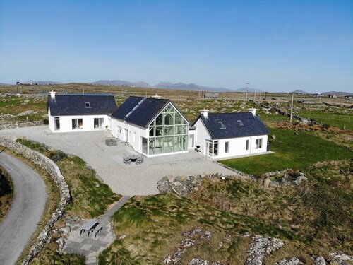 Doleen Quay House is a luxurious beach holiday home