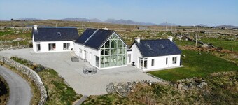 Doleen Quay House is a luxurious beach holiday home