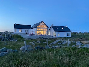 Exterior - Doleen Quay House is a luxurious beach holiday home (Ballyconneely)