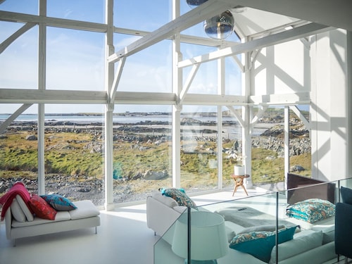 Doleen Quay House is a luxurious beach holiday home