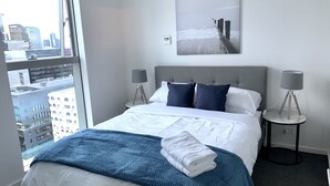 2 bedrooms - Amazing City Views On Collins With Free Parking/tram (Docklands)