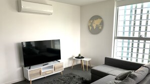 Living area - Amazing City Views On Collins With Free Parking/tram (Docklands)