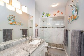 Baignoire, séchoir à cheveux, serviettes fournies