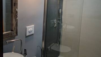 Family Apartment | Bathroom | Shower, towels, soap, toilet paper