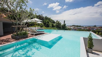 Utomhuspool, parasoller och solstolar