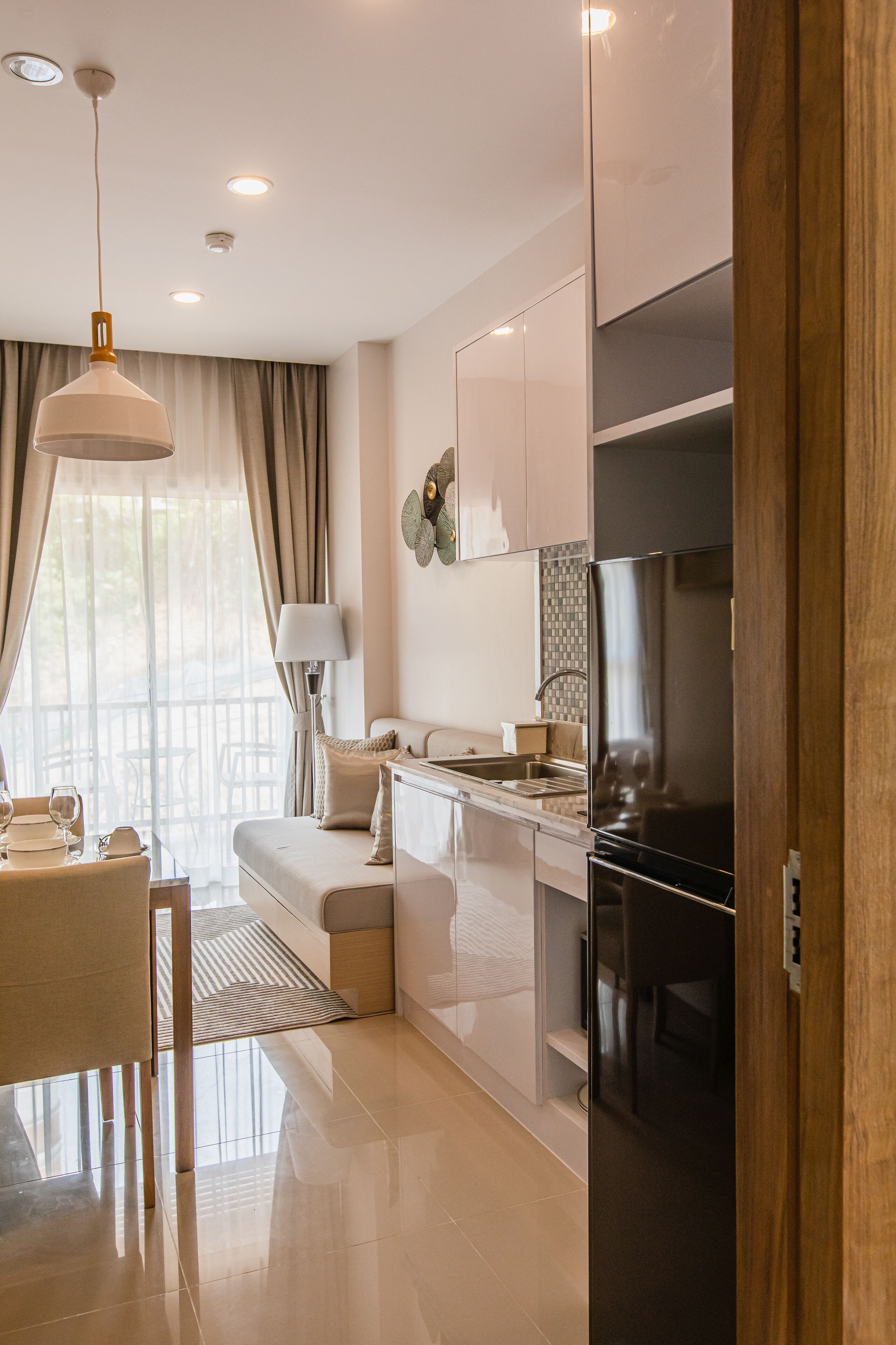 Refrigerador con freezer, microondas, horno, placa de cocina