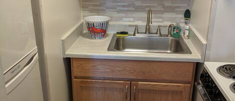 Réfrigérateur, micro-ondes, four, plaque de cuisson