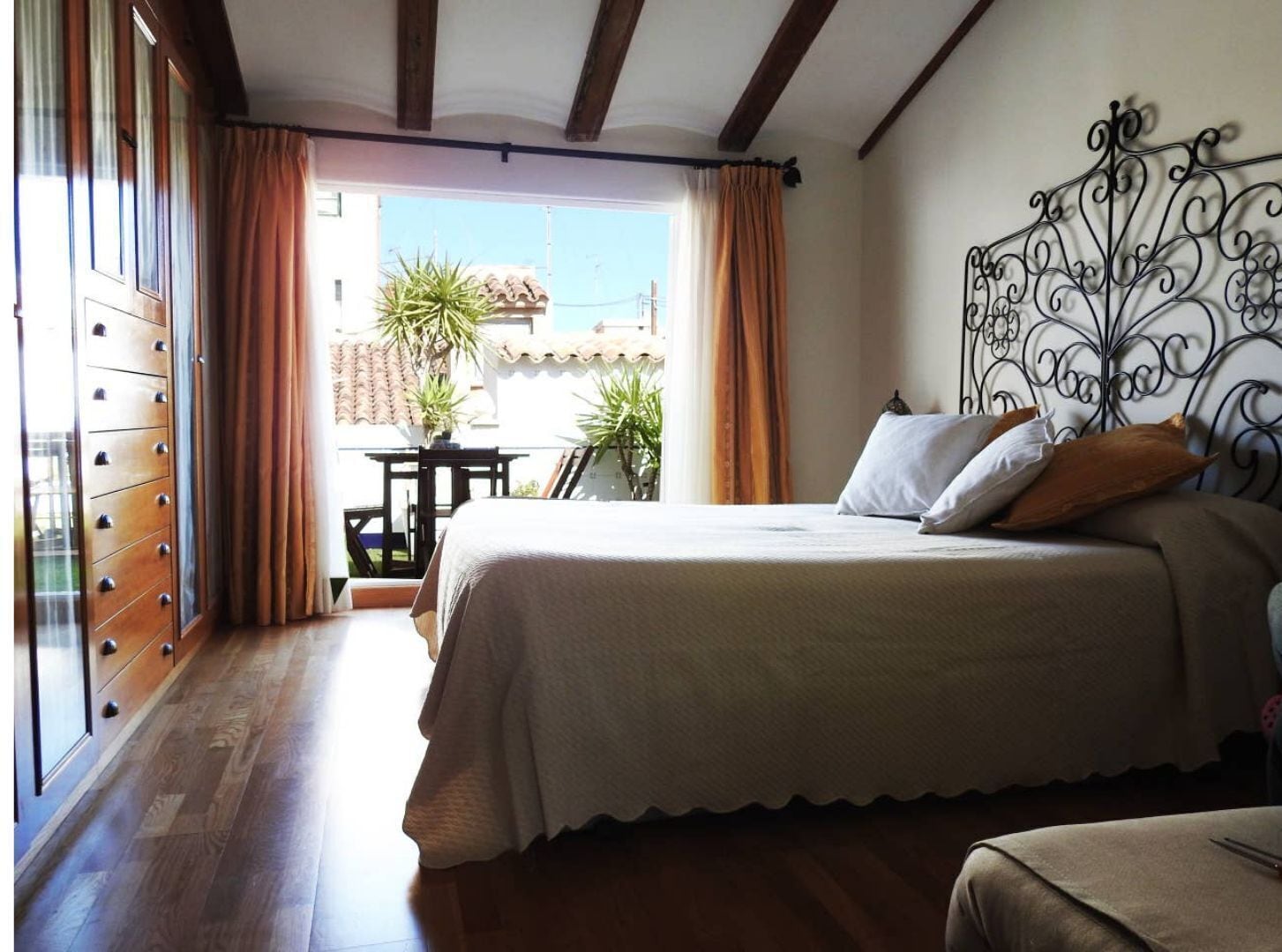 4 slaapkamers, een strijkplank/strijkijzer, wifi, beddengoed