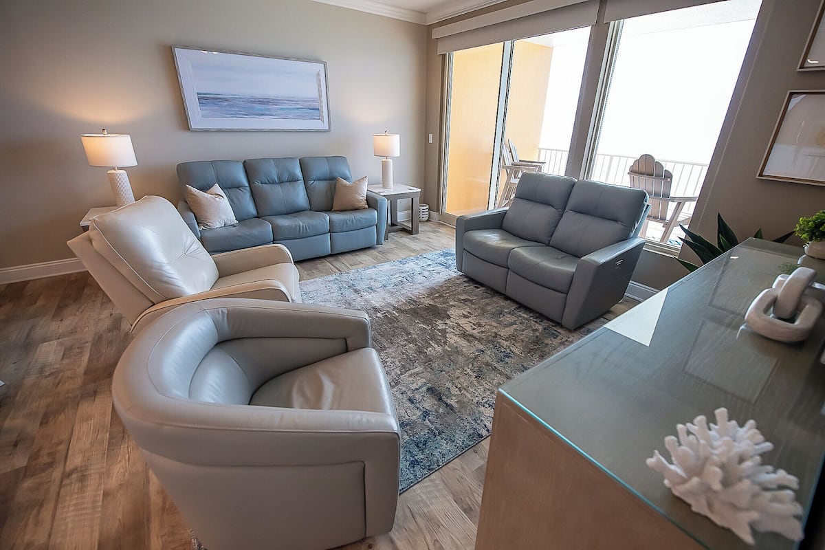 Condo, varias camas, balcón (Treasure Island 1405) | Área de sala de estar | Televisión de pantalla plana de 42 pulgadas con canales digitales