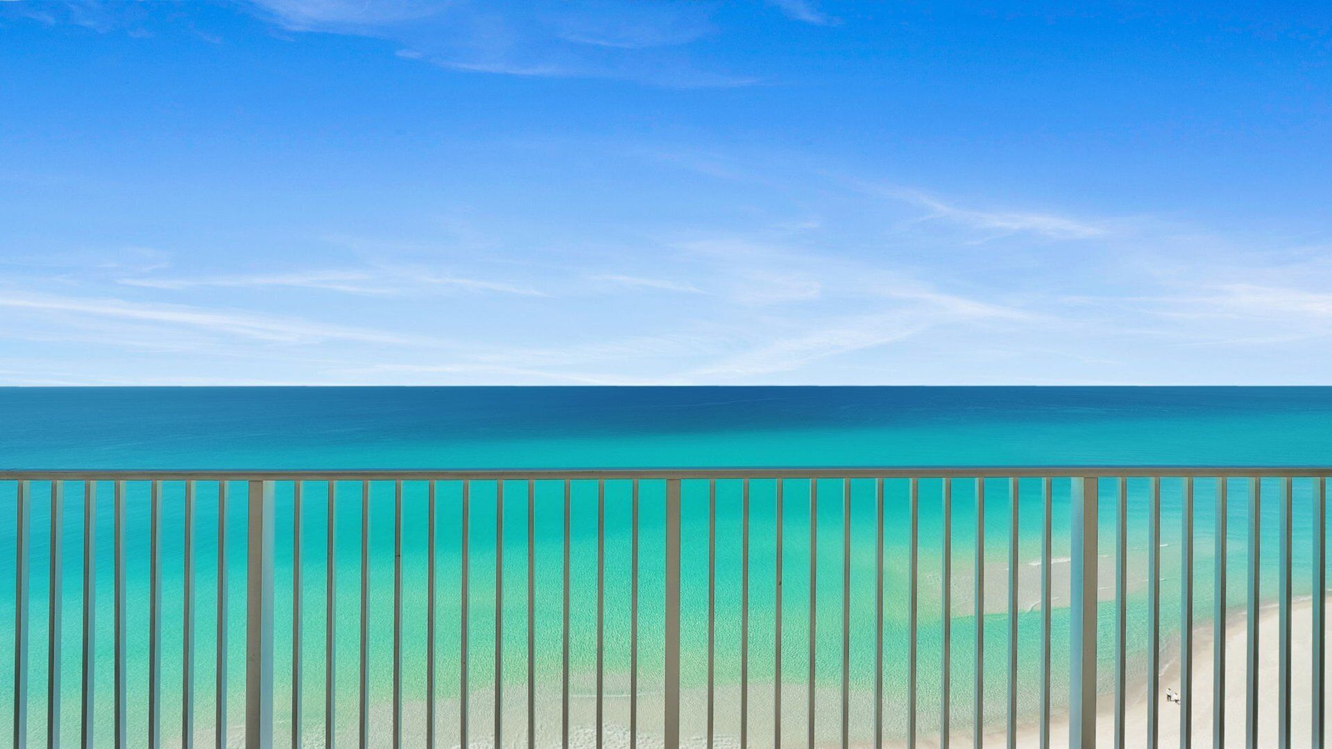 Een balkon met uitzicht op de oceaan.