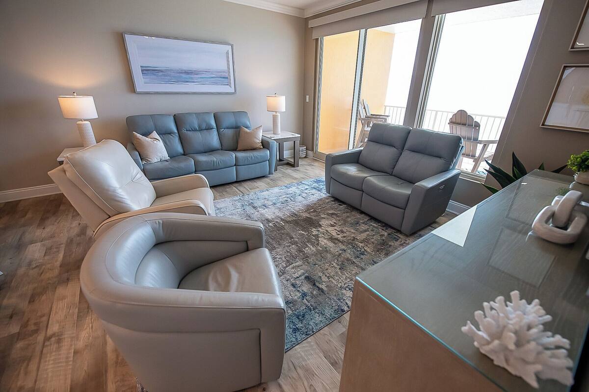 Condo, varias camas, balcón (Treasure Island 1405) | Área de sala de estar | Televisión de pantalla plana de 42 pulgadas con canales digitales