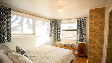 1 bedroom, desk, free WiFi, bed sheets