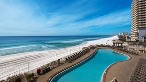 Un hôtel doté d’une piscine, d’une plage et offrant une vue sur l’océan.