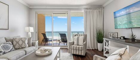 Apartment, Mehrere Betten, Poolzugang | Wohnbereich | 32-Zoll-Fernseher mit Kabelempfang