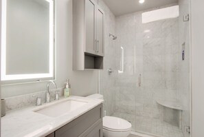 Badewanne, Haartrockner, Handtücher