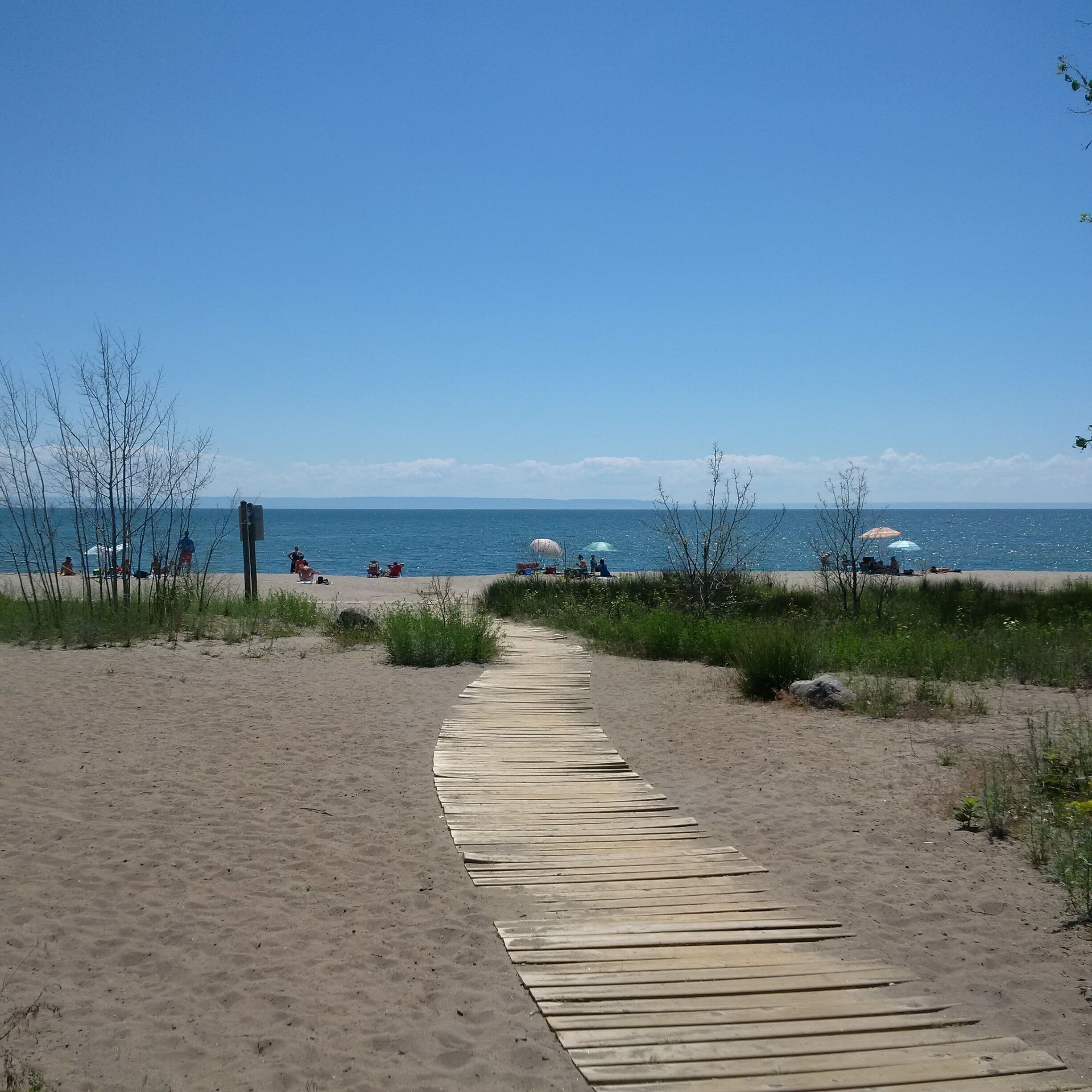 Beach nearby, sun loungers, beach towels