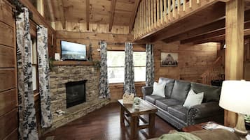 Een smart-tv, een open haard en tafelvoetbal