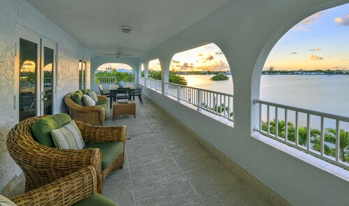 Waterfront, 100ft Dock, Kayaks, Bikes, Pool, Hot Tub, Basketball & Pickleball