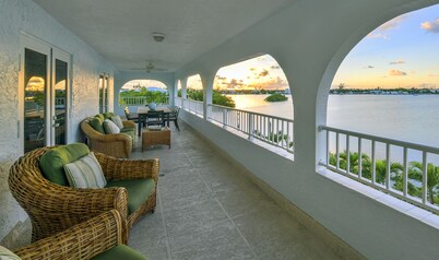 Waterfront, 100ft Dock, Kayaks, Bikes, Pool, Hot Tub, Basketball & Pickleball