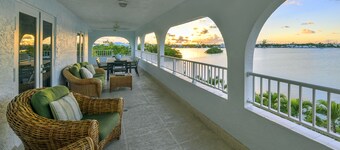 Waterfront, 100ft Dock, Kayaks, Bikes, Pool, Hot Tub, Basketball & Pickleball