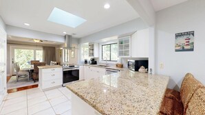 Coffee/tea maker, fridge, microwave, oven - Stunning Hilton Head Island Vacation Rental! (Hilton Head)