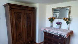 Une armoire en bois avec plusieurs tiroirs et un miroir au-dessus.