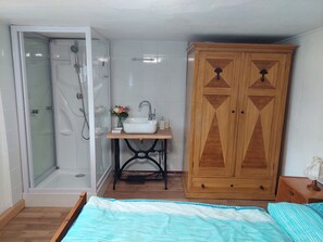Regadera, toallas, papel de baño 