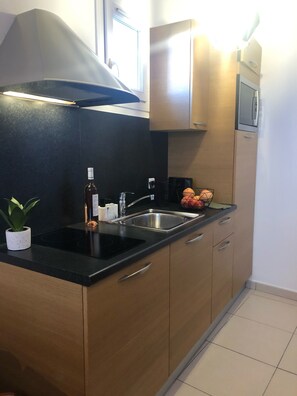 Fridge, microwave, stovetop, coffee/tea maker - Lovely studio in the heart of Old Antibes (Antibes)