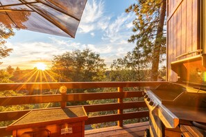 Property grounds - Amazing sunset views over Green Valley Lake, BBQ, Firepit, Hikes! (Green Valley Lake)