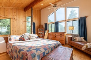 2 間睡房、書桌、熨斗/熨衫板、可攜式嬰兒床