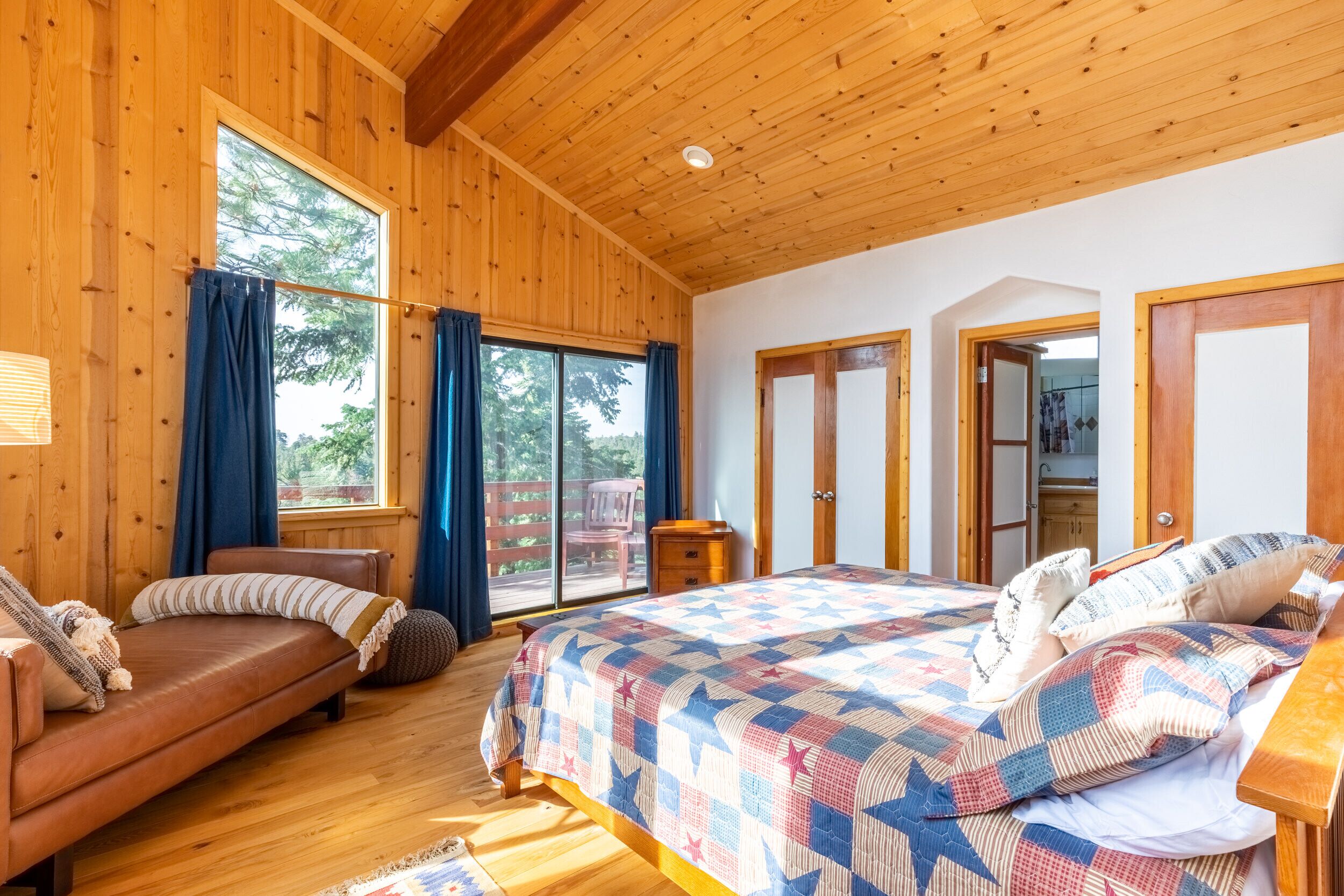 Rustic Modern Perch cabin - Amazing sunset views over Green Valley Lake