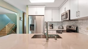 Frigorífico, microondas, horno y placa de cocina