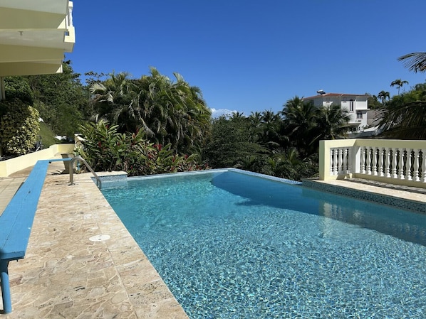 Piscine à débordement
