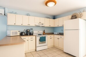 ثلاجة، ميكروويف، فرن، موقد طهي مسطح