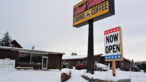 Exterior - Grub House Coffee & Cabins (Island Park)