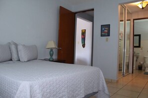 3 slaapkamers, een strijkplank/strijkijzer, gratis wifi, beddengoed