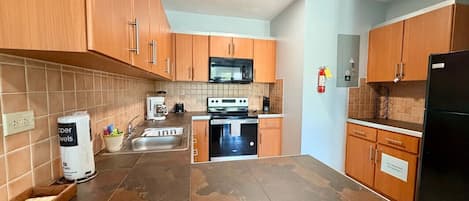 ثلاجة، ميكروويف، فرن، موقد طهي مسطح