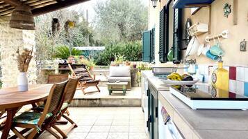 Kühlschrank, Mikrowelle, Herdplatte, Wasserkocher mit Kaffee-/Teezubehör